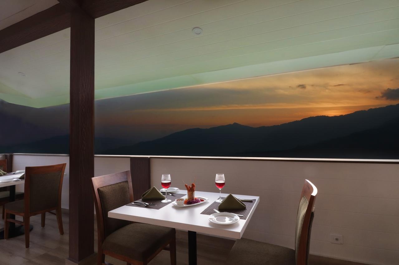 The Denzong Shangrila Gangtok Exterior foto